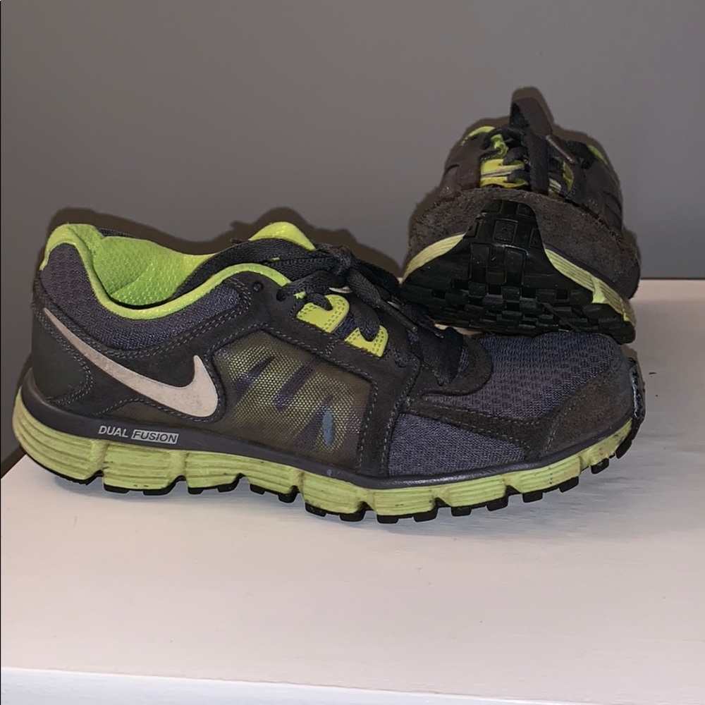 Women’s size 7 Nike dual fushion sneakers